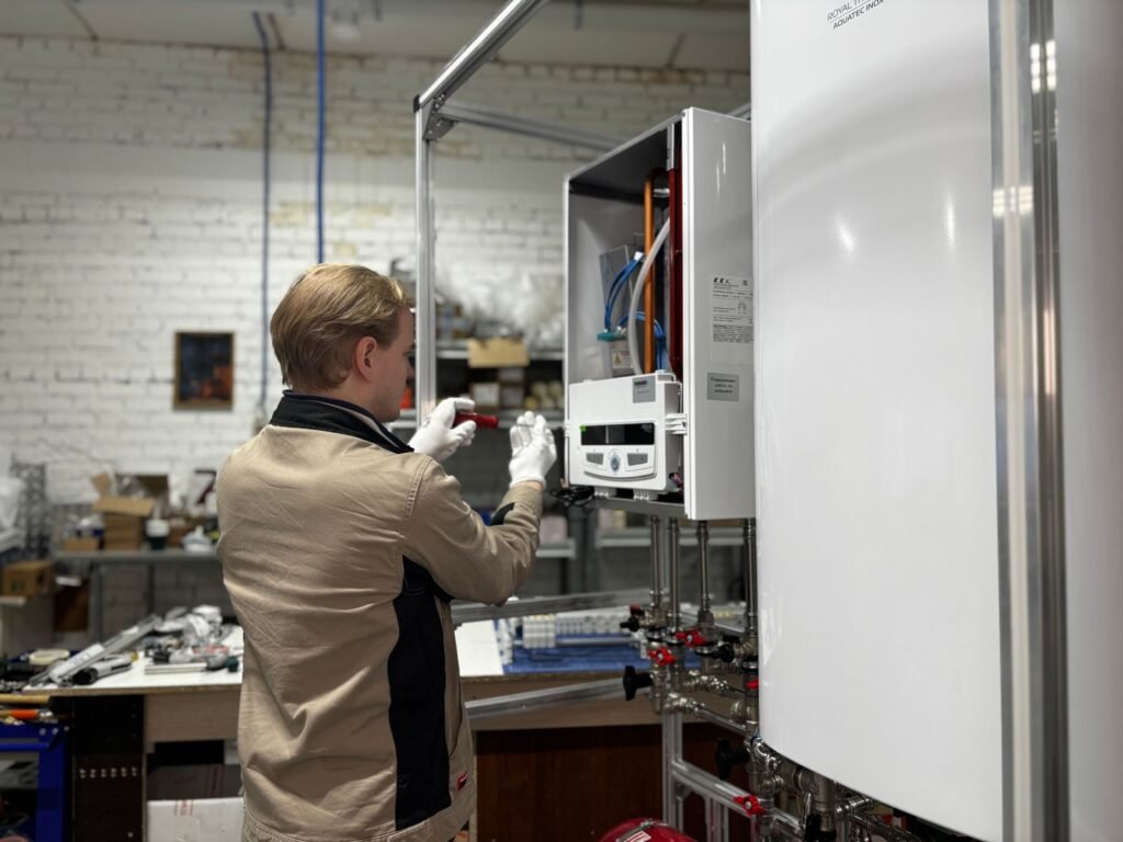 Technicien entretenant un système de chauffage
