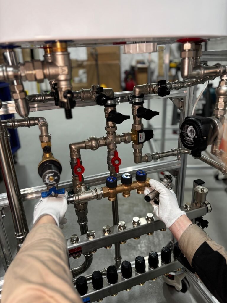 Technicien réglant les vannes de chauffage